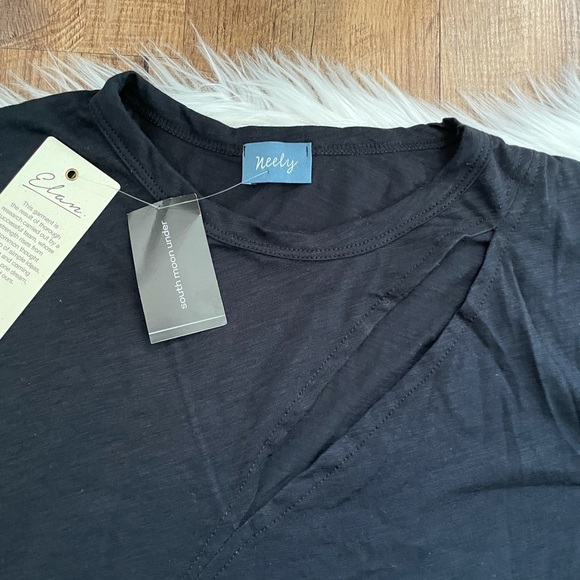 South Moon Under Black Cutout Top - Picture 2 of 4